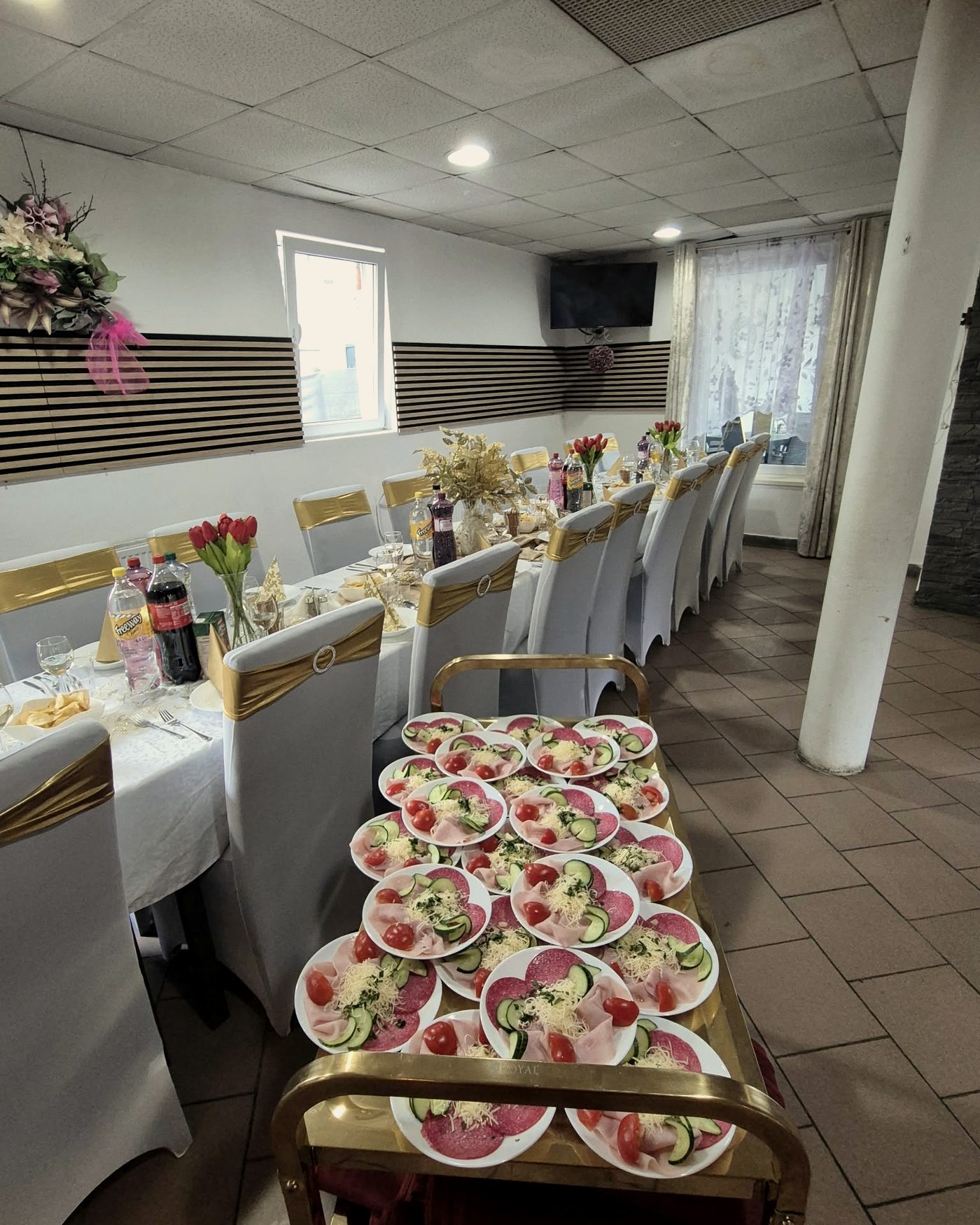 Taniere s predjedlom pripravené na stole v salóniku