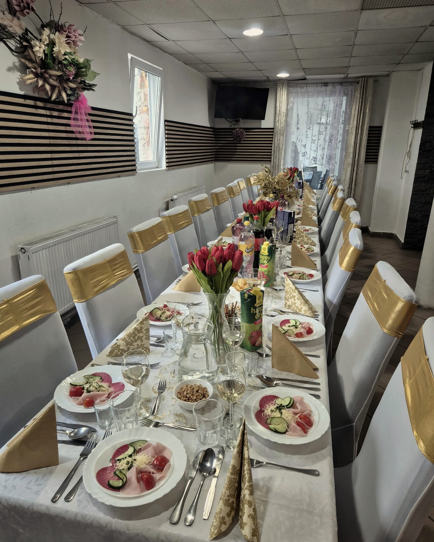 Prestretý stôl s tulipánmi a tanierom s predjedlom