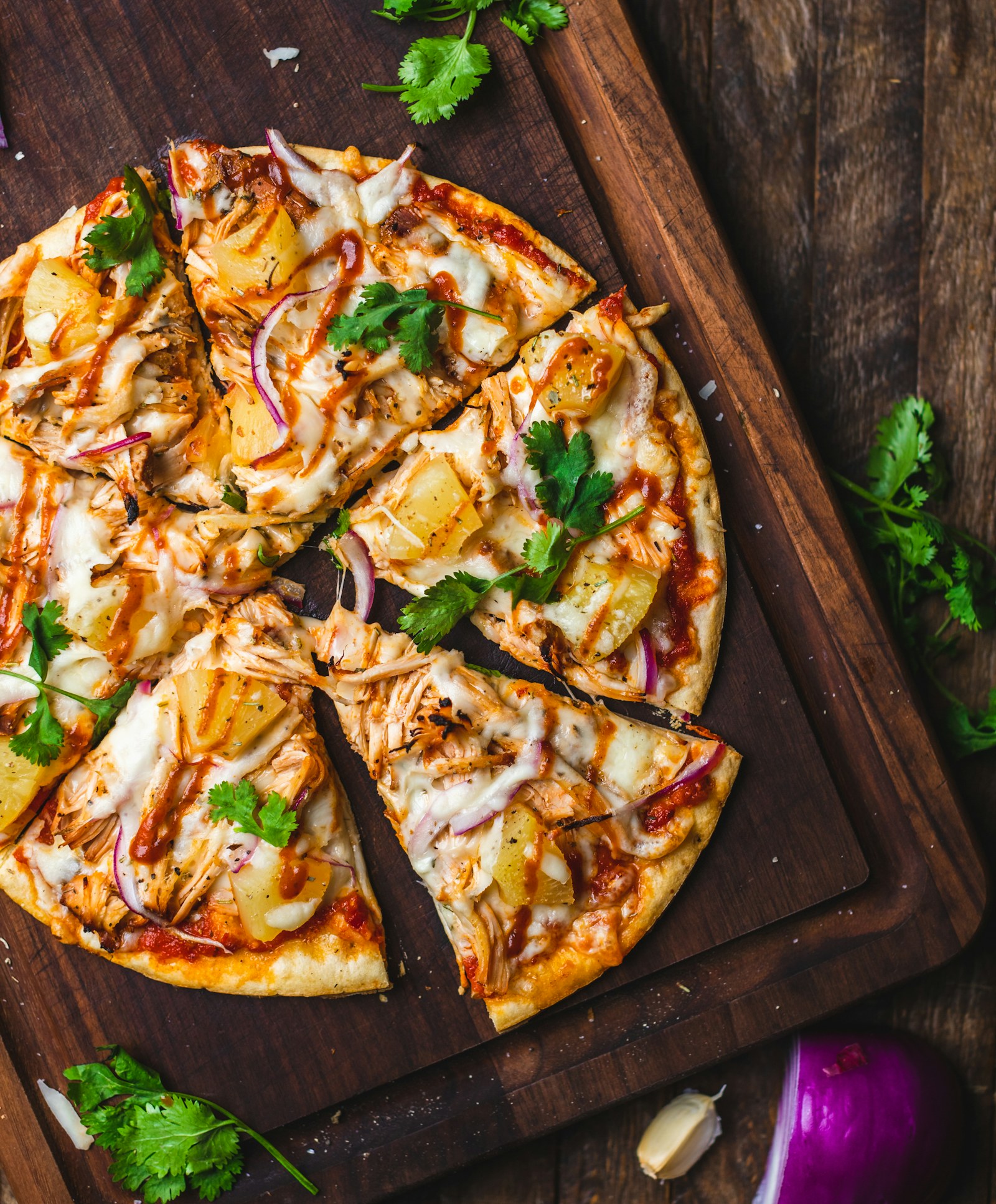 Pizza na drevenej doske