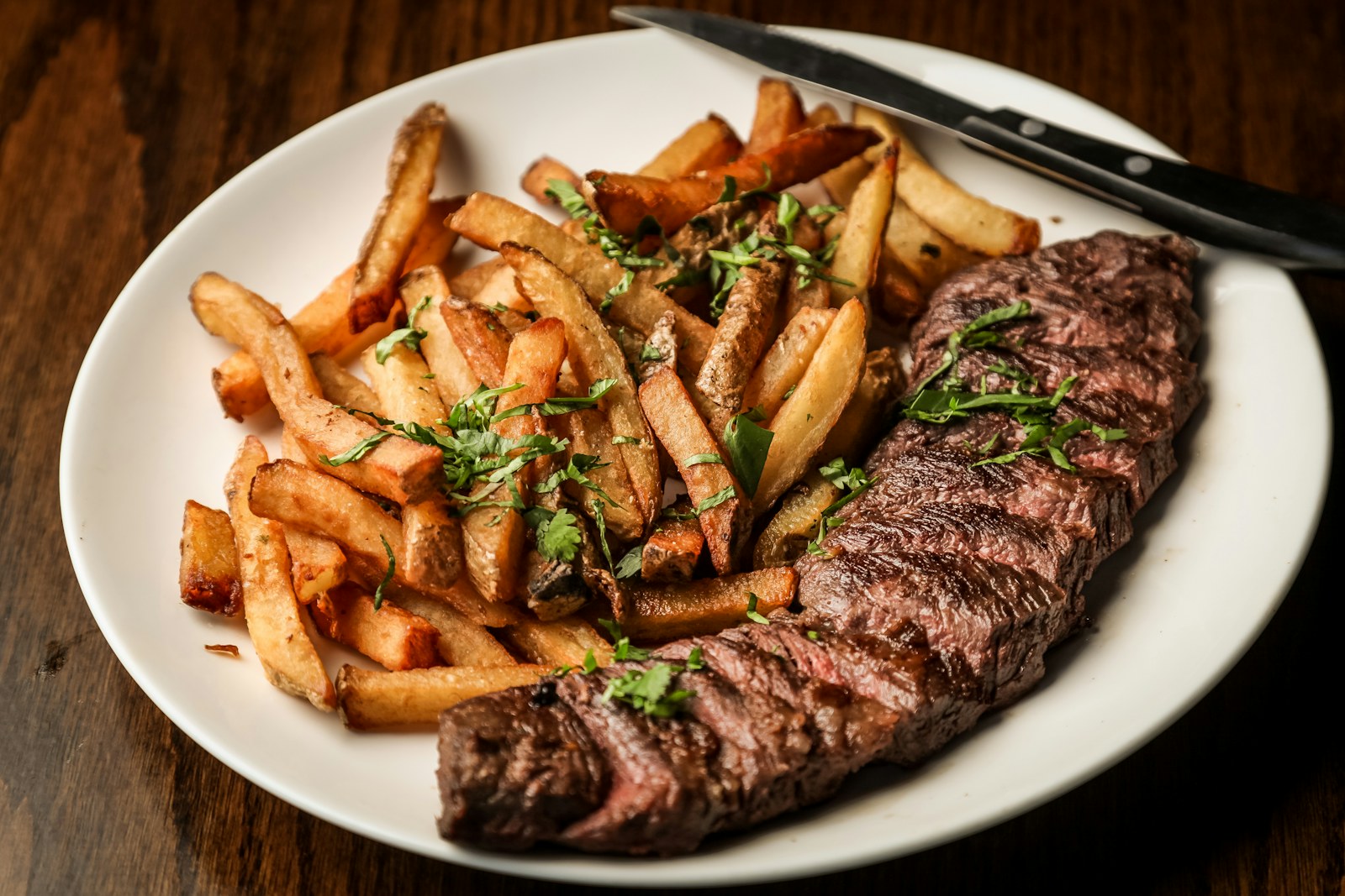 Steak s hranolkami a bylinkami na tanieri